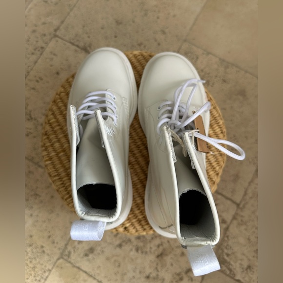 NWT Dr. Martens AirWalk - monochromatic white size US 7 - Picture 4 of 12